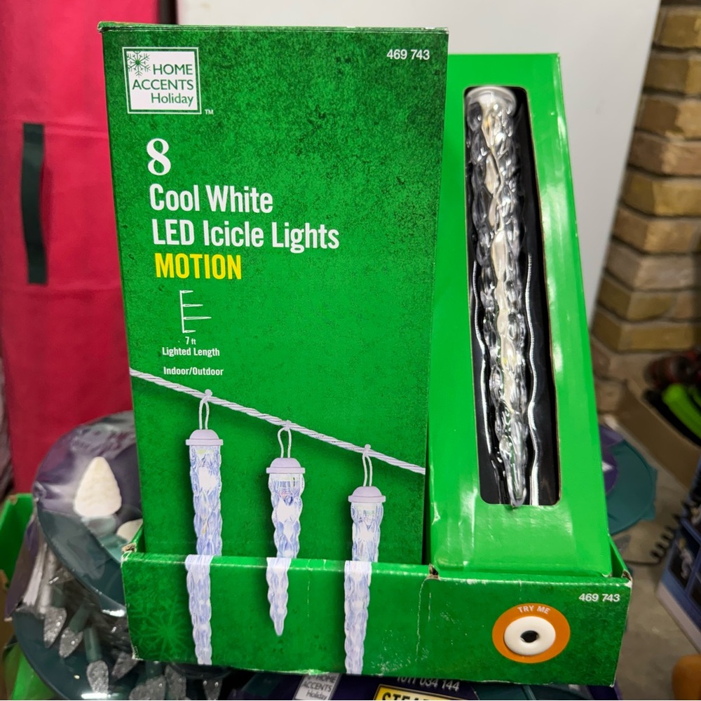 Home Accents Lightshow 7 Ft Shooting Star Cool White LED Christmas Icicle Lights